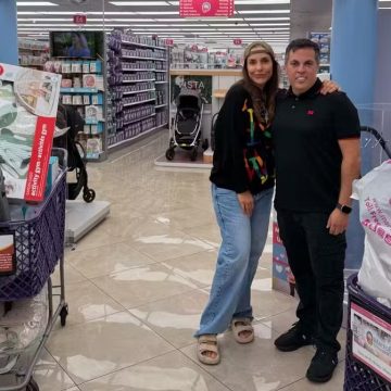 Ivete Sangalo tem dia de compras em loja de enxoval de bebê nos Estados Unidos