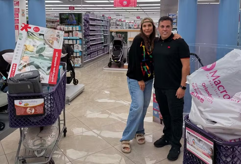 Ivete Sangalo tem dia de compras em loja de enxoval de bebê nos Estados Unidos