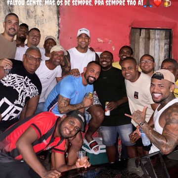 Léo Santana visita bairro onde nasceu e revê amigos: “Feliz no simples”