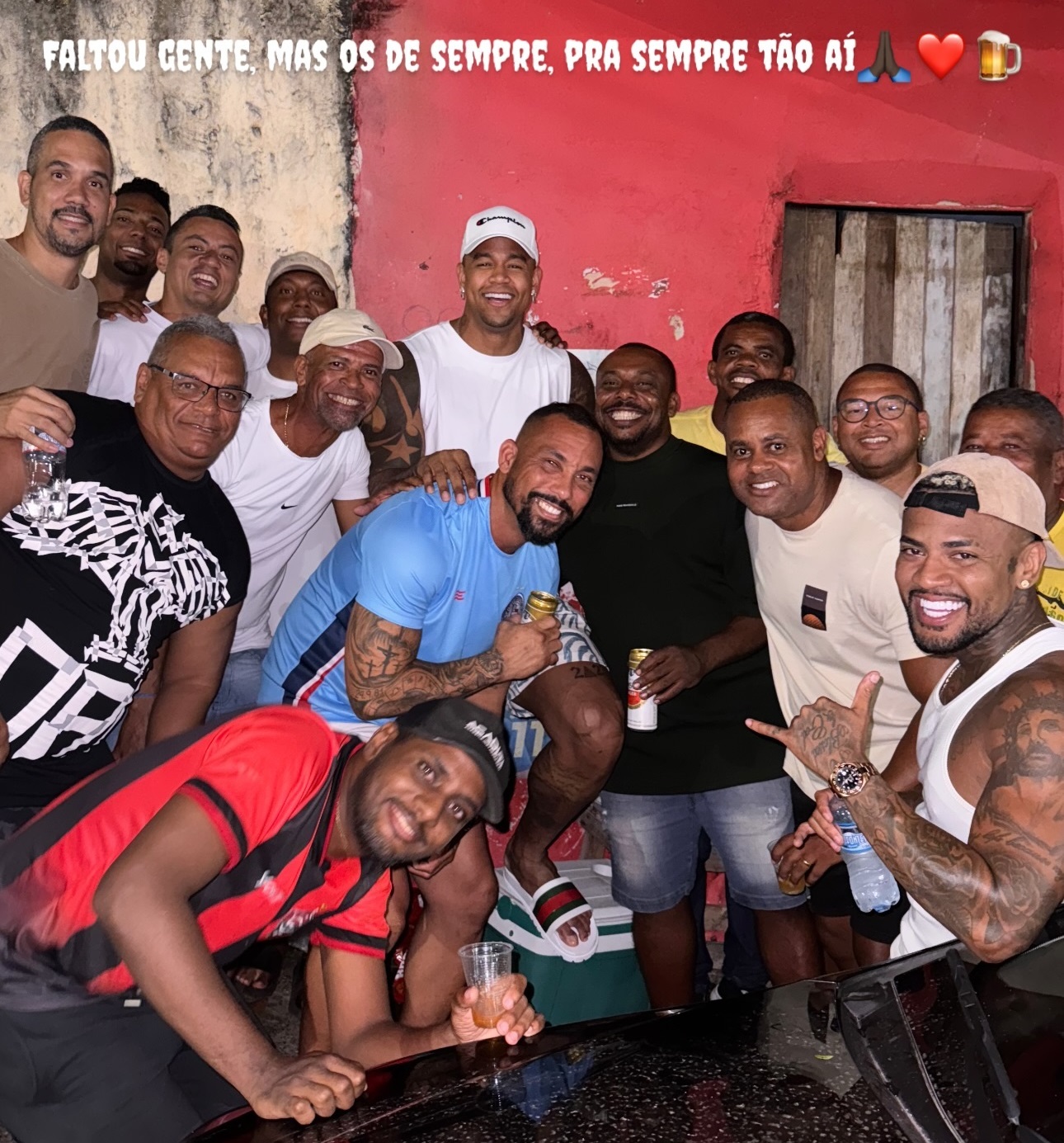 Léo Santana visita bairro onde nasceu e revê amigos: “Feliz no simples”