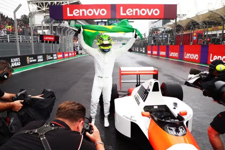Hamilton dirige McLaren de Senna, pega bandeira do Brasil e emociona público