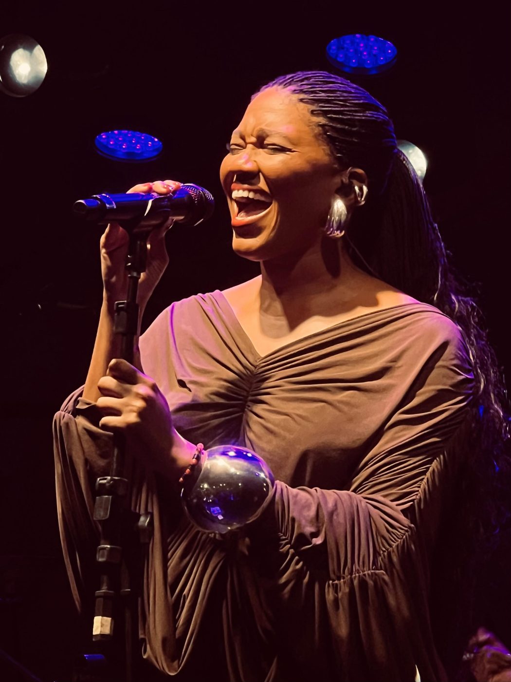 Luedji Luna faz show gratuito no Rio Vermelho em homenagem a Sade Adu; veja fotos