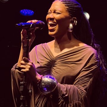 Luedji Luna faz show gratuito no Rio Vermelho em homenagem a Sade Adu; veja fotos