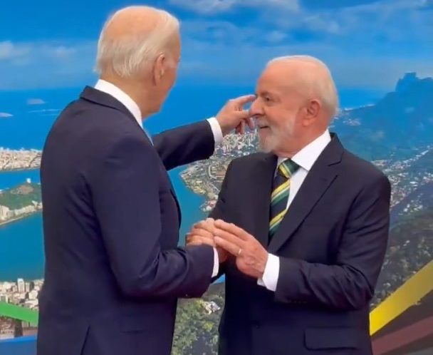 De mãos dadas com Lula, Joe Biden se encanta com o Cristo Redentor; veja vídeo