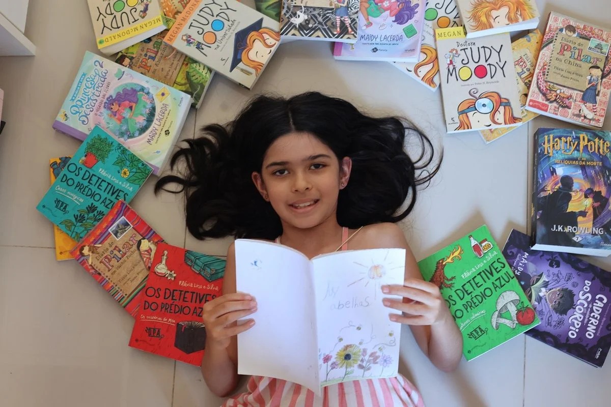 Conheça Manuella, a menina de 9 anos que faz os próprios livros em meio a um país de não-leitores