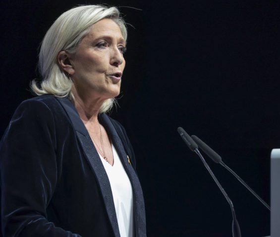 Justiça da França pede cinco anos de prisão para Marine Le Pen; entenda