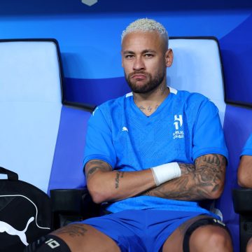 Neymar sente a coxa e deixa campo na vitória do Al-Hilal na Champions da Ásia