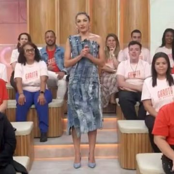 Patrícia Poeta usa vestido feito apenas com cóses de calça jeans: ‘Foram 55 horas de trabalho’