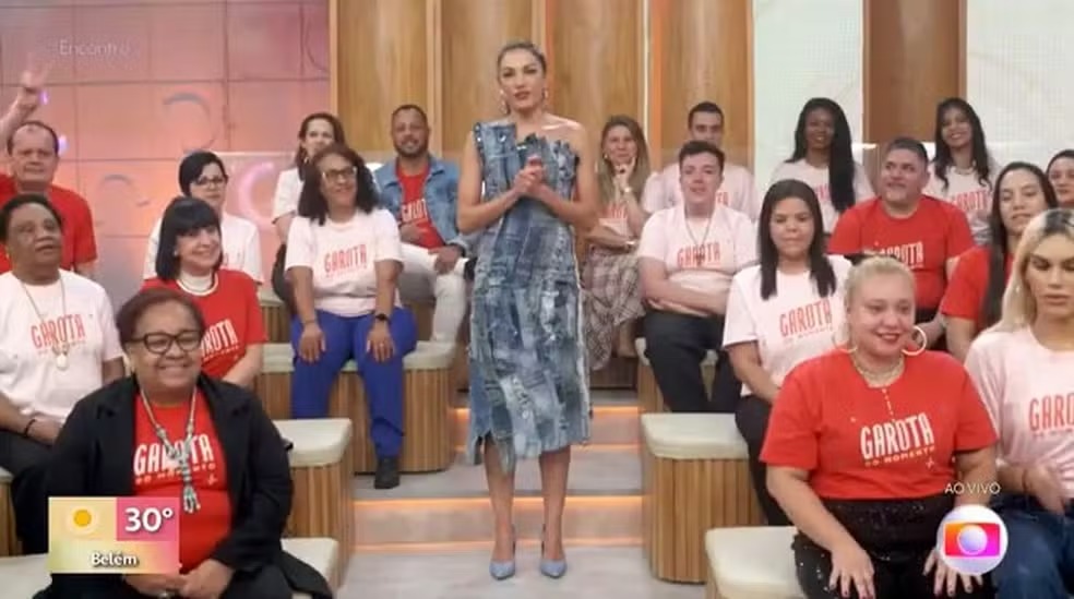 Patrícia Poeta usa vestido feito apenas com cóses de calça jeans: ‘Foram 55 horas de trabalho’