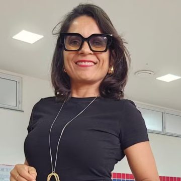 Após acertar tema da redação do Enem, professora é recebida com aplausos em escola pública baiana