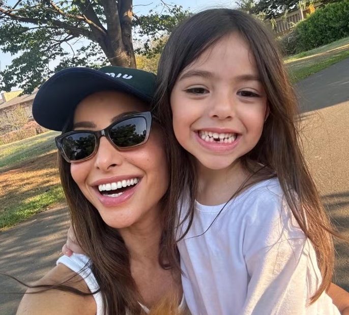 Zoe, filha de Sabrina Sato, desenha vestido de aniversário e encanta fãs com criatividade