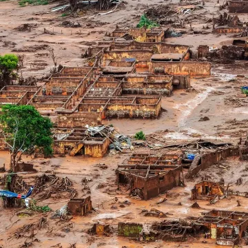 Justiça isenta mineradoras de responsabilidade pelo rompimento da barragem de Mariana, nove anos após tragédia