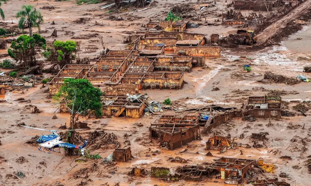 Justiça isenta mineradoras de responsabilidade pelo rompimento da barragem de Mariana, nove anos após tragédia