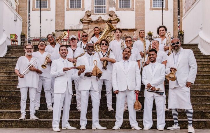 Orkestra Rumpilezz homenageia Gilberto Gil e Caetano Veloso em concerto especial na Escadaria do Passo