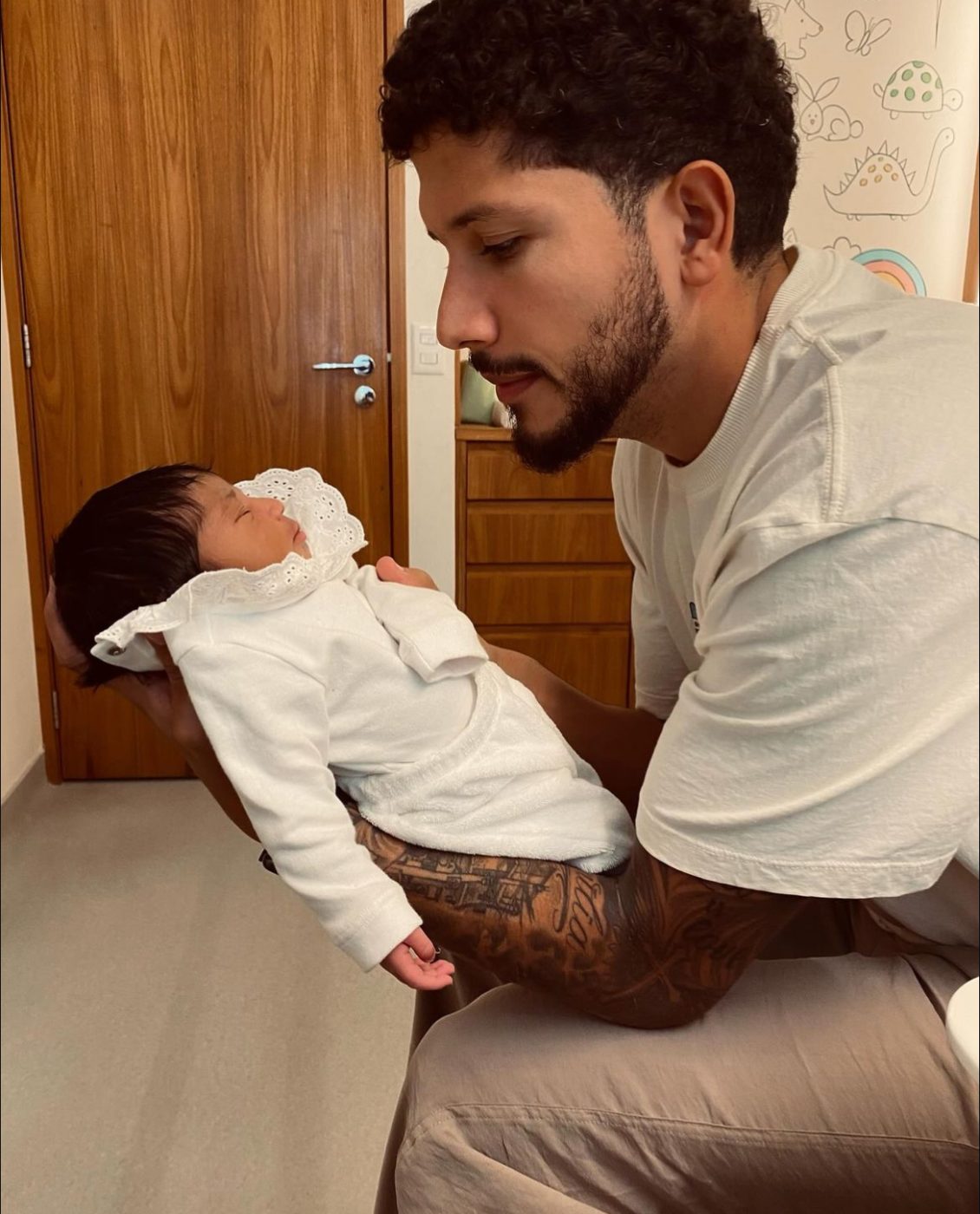 Primeiro mês de Nala! Yuri Lima compartilha álbum de fotos inéditas de sua filha com IZA