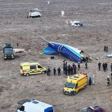 Avião da Embraer com mais de 60 pessoas a bordo cai no Cazaquistão; há sobreviventes