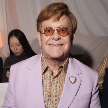 Elton John fala sobre dificuldades após perder a visão do olho direito: ‘É difícil’