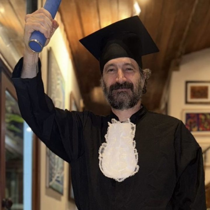 Aos 53 anos, Caco Ciocler celebra graduação em Biologia: ‘30 anos depois, formado’