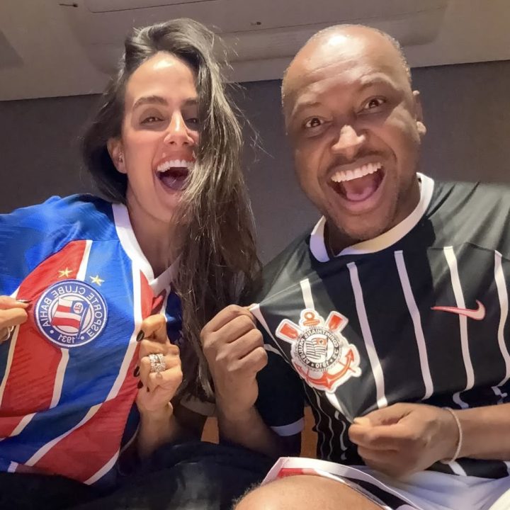 Carol Peixinho e Thiaguinho entram no clima de rivalidade do Bahia x Corinthians: ‘Cada um com seu manto’