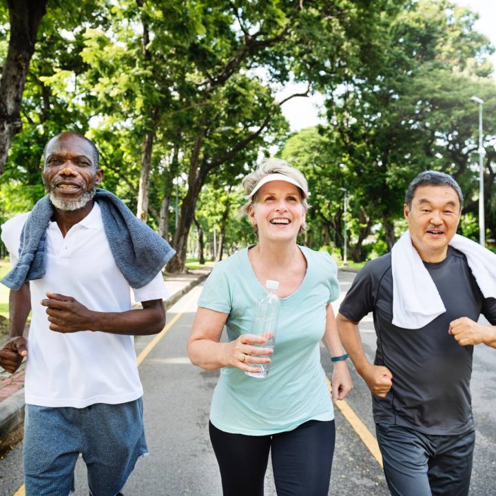 Exercícios simples melhoram memória e habilidades cognitivas em adultos acima de 50 anos, aponta pesquisa