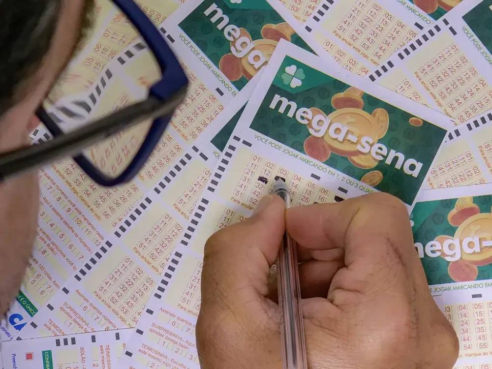 R$ 600 milhões: Mega da Virada 2024 sorteia prêmio recorde nesta terça-feira (31)