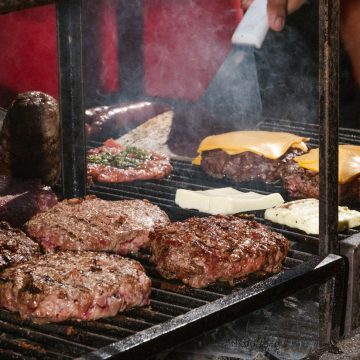 Hamburgueria reúne 7 chefs assadores para aniversário com muita música; acesso é gratuito