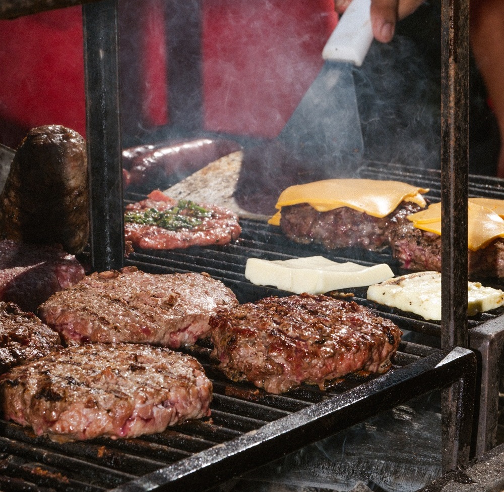 Hamburgueria reúne 7 chefs assadores para aniversário com muita música; acesso é gratuito