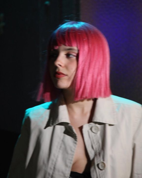 Flor Gil revela detalhes do primeiro álbum e fala sobre continuar legado do avô: “Uma honra”