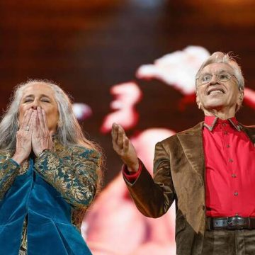 Caetano Veloso e Maria Bethânia lançam releitura emocionante de sucesso de IZA; play