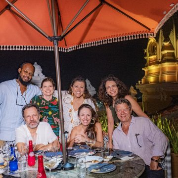 Regina Casé reúne amigos durante jantar em novo restaurante de Salvador