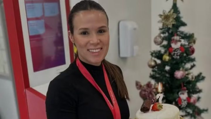 Mulher que não deixou criança sentar na janela ganha página de fã-clube e 300 mil seguidores