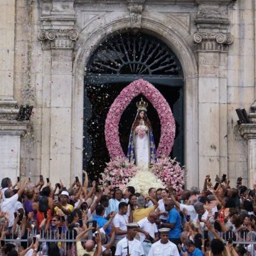 Procissão une fiéis em homenagem à Nossa Senhora da Conceição da Praia