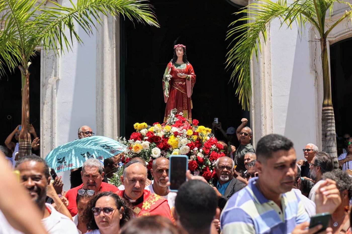 Procissão em homenagem a Santa Luzia arrasta fiéis pelas ruas do Comércio