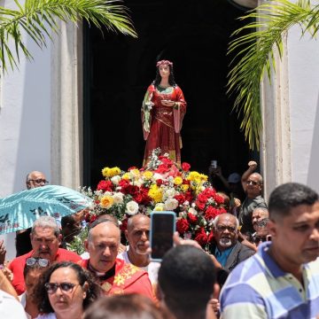 Procissão em homenagem a Santa Luzia arrasta fiéis pelas ruas do Comércio