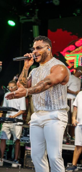 Tony Salles emociona público em show de estreia solo no seu bairro de origem em Salvador: “Estou em casa”