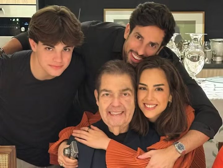 Genro compartilha foto de Faustão curtindo Natal em família: ‘Mais uma’