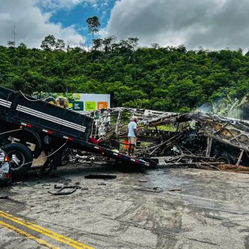 Acidente com ônibus que ia para a Bahia deixa 38 mortos na BR-116