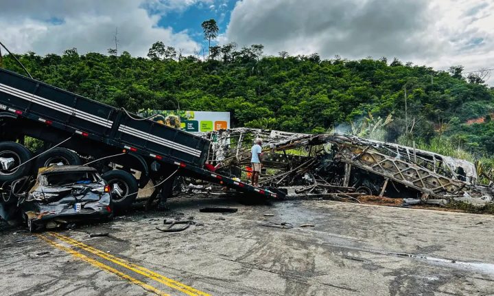 Acidente com ônibus que ia para a Bahia deixa 38 mortos na BR-116