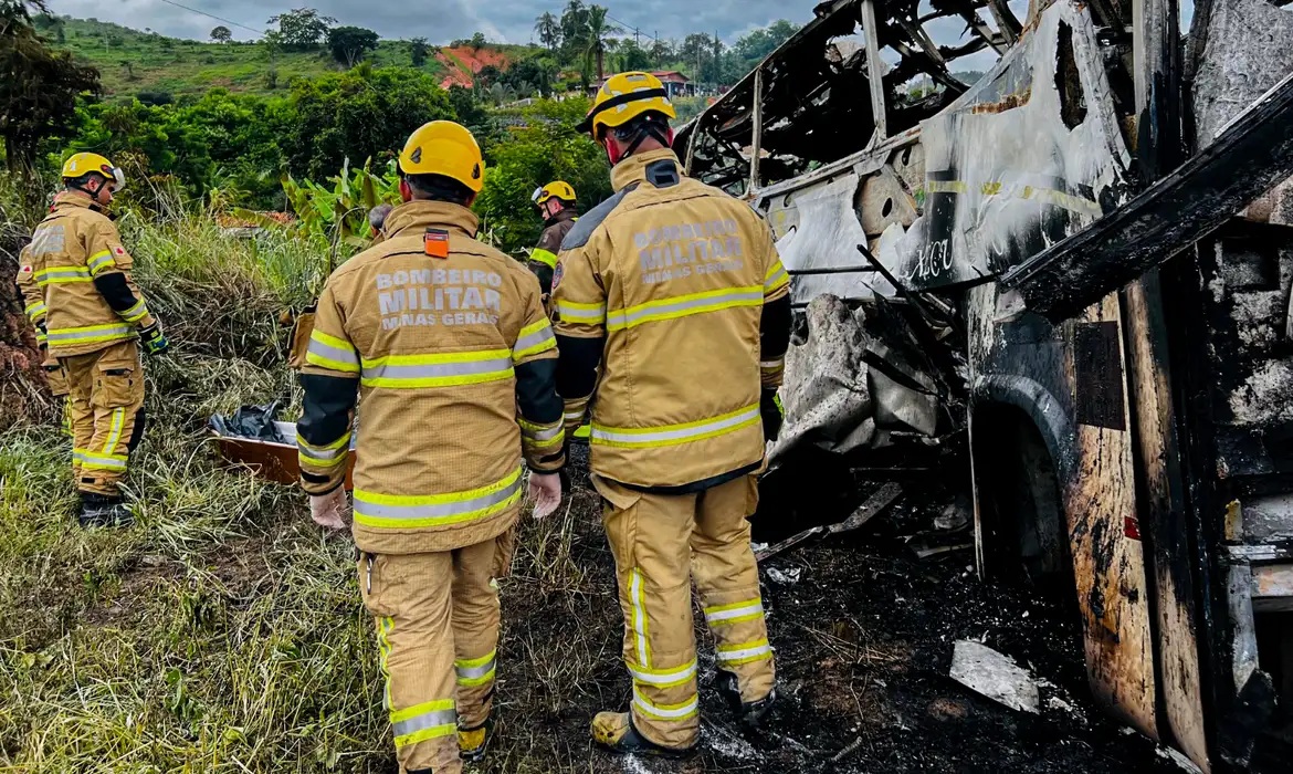 Número de mortos em acidente com ônibus que ia para Bahia chega a 41