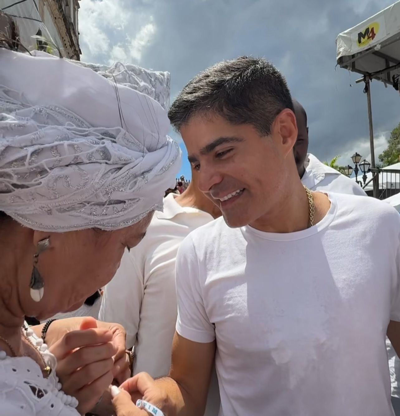 ACM Neto pede paz e tranquilidade aos baianos em visita ao Bonfim na última sexta do ano