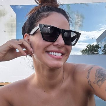 Alinne Rosa aproveita dia de sol em Salvador e faz topless na piscina