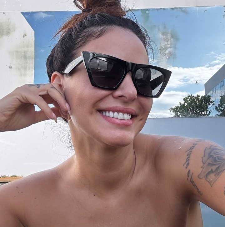 Alinne Rosa aproveita dia de sol em Salvador e faz topless na piscina