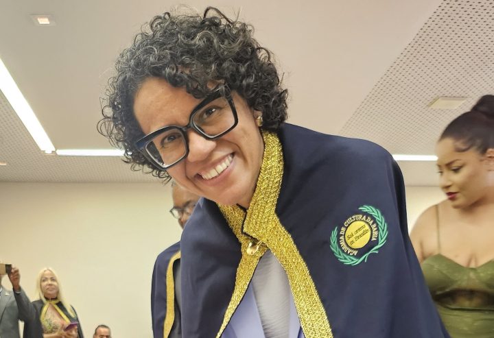 Filha de Yalorixá e com escrita contra intolerância religiosa, racismo e homofobia, Ana Cecília toma posse na Academia de Cultura da Bahia