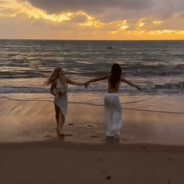 Anitta e Bruna Griphao curtem pré-Réveillon até o amanhecer em praia no litoral de Pernambuco