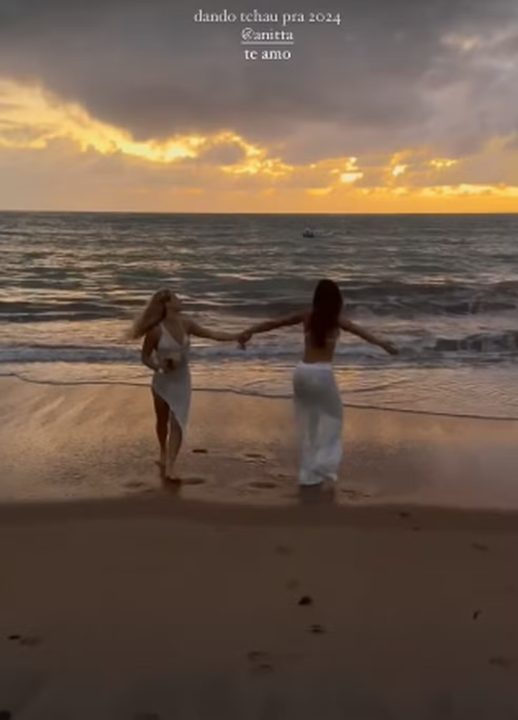 Anitta e Bruna Griphao curtem pré-Réveillon até o amanhecer em praia no litoral de Pernambuco