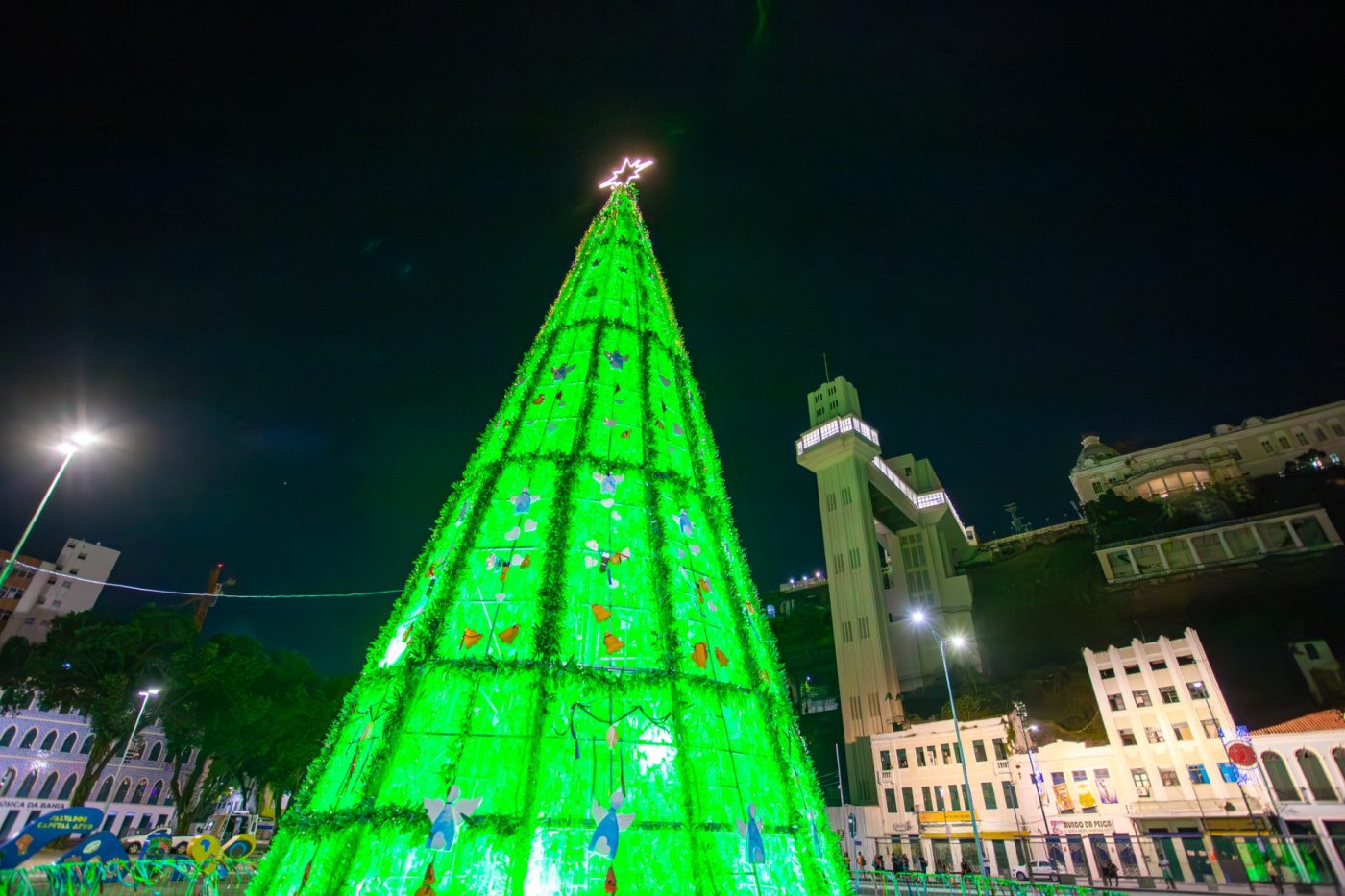 Árvore de Natal sustentável é inaugurada e encanta famílias e curiosos em Salvador