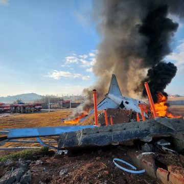 Avião colide com muro e explode em aeroporto na Coreia do Sul; apenas duas de 181 pessoas sobreviveram