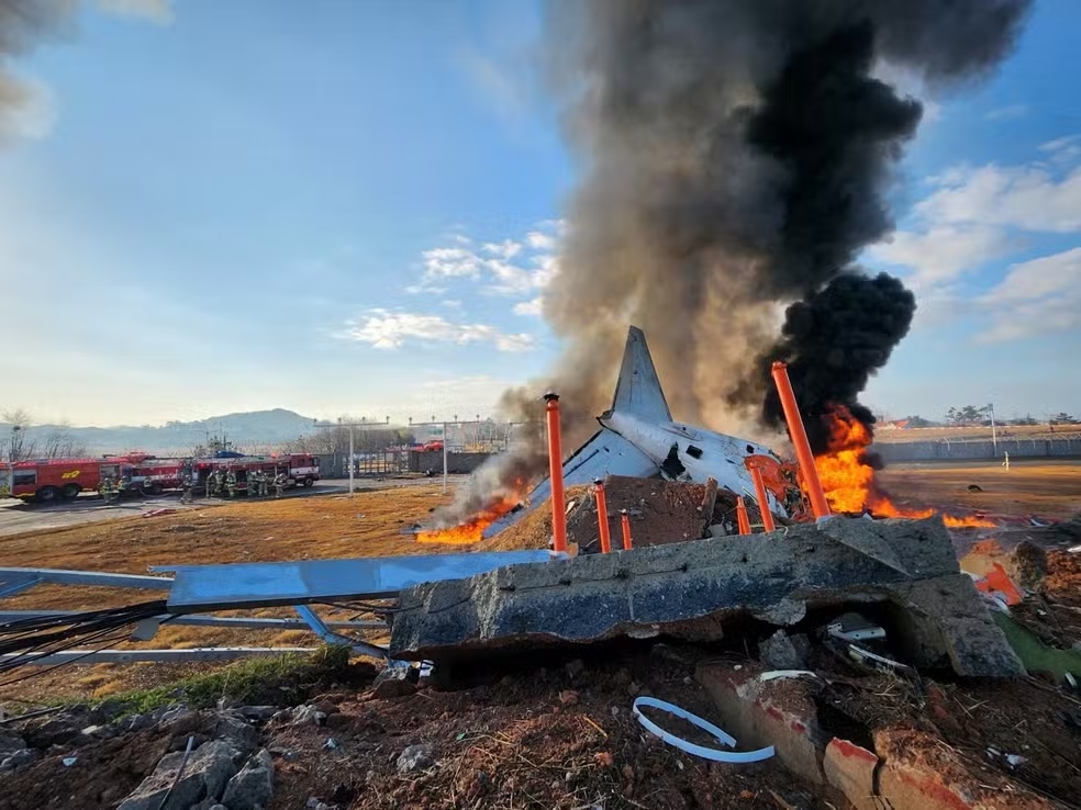 Avião colide com muro e explode em aeroporto na Coreia do Sul; apenas duas de 181 pessoas sobreviveram