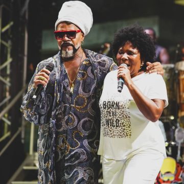 Margareth Menezes se emociona durante show com Carlinhos Brown em Salvador; veja vídeo