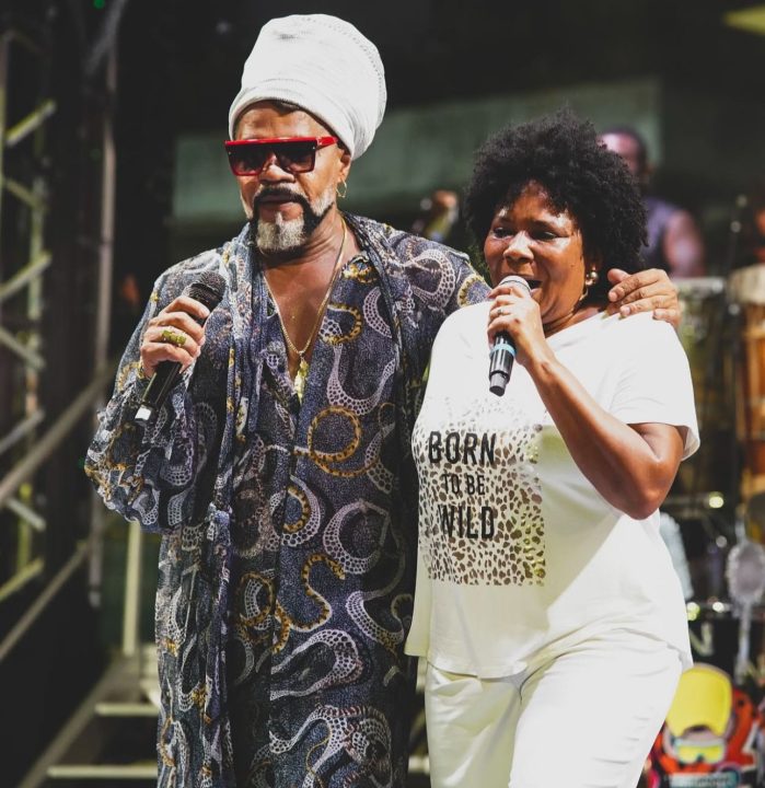 Margareth Menezes se emociona durante show com Carlinhos Brown em Salvador; veja vídeo